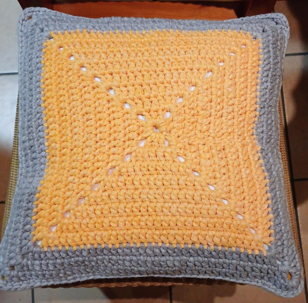 Upcycling-Sitzkissen aus recycelten Materialien