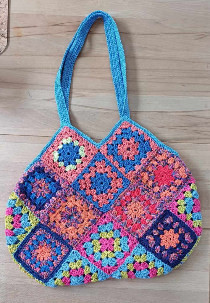 Upcycling-Tasche aus Stoffresten, handgenäht im Strick- und Upcycling-Treff